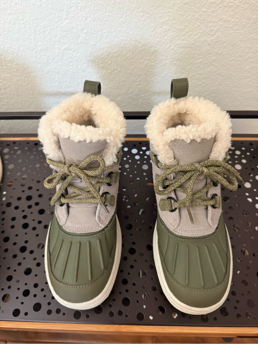 Nike Woodside Chukka 2 in Light Taupe and Olive Green